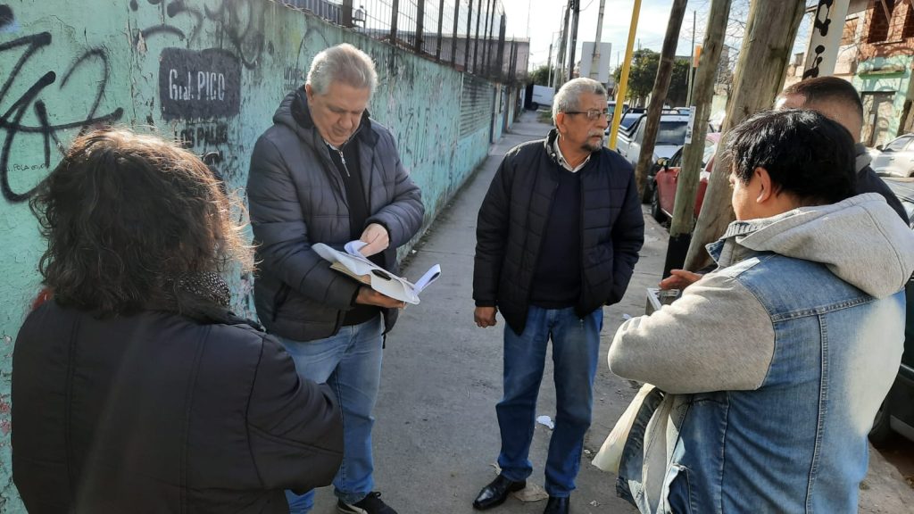 Fernando landaburu en villa corina reclamo vecinal