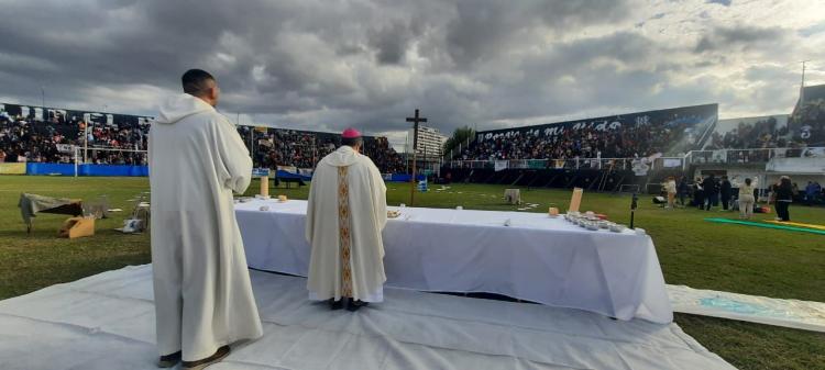 El obispo de Avellaneda Lanús Maxi Margni invitó a los niños a 'confiar en la Virgen' El obispo de Avellaneda-Lanús presidió la misa para chicos en el estadio de El Porvenir. Además, se rezó un rosario por los alumnos de catequesis de todas las capillas, parroquias y colegios. Un grupo numeroso de niños de la diócesis de Avellaneda-Lanús participó, el sábado 11 de mayo, de la misa que el obispo, monseñor Marcelo Margni, celebró en el estadio del Club El Porvenir, de Gerli, para ellos. Congregados por el lema ‘Unidos en el corazón de María’, los niños, pertenecientes a diversos grupos, movimientos, colegios y parroquias de esa jurisdicción eclesiástica, estuvieron acompañados por sus catequistas y sus familias. Monseñor Margni agradeció a las familias presentes, resaltó “la belleza de la oración” e invitó a “confiar en la Virgen”. Además, se rezó el rosario por los niños que estudian catequesis en las diferentes capillas, parroquias y colegios de la diócesis. Cada misterio gozoso fue representado por catequistas y por jóvenes integrantes del grupo “Soldados de la alegría”. Además, hubo algunas animaciones artísticas, también organizadas por la Junta Diocesana de Catequesis.+