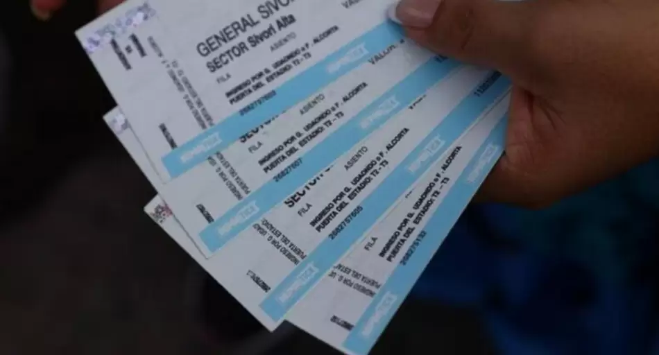 Aumentaron los precios de las entradas populares en el fútbol argentino: ¿cuánto costará ir a la cancha en 2025? A través de un boletín oficial, la AFA confirmó los valores de las generales de las seis principales divisiones del fútbol local Las entradas generales en la Primera División tendrán un aumento del 33% respecto al monto actual La Asociación del Fútbol Argentino (AFA) anunció el aumento del precio de las entradas populares de las seis principales divisionales (Primera, Primera Nacional, Primera B Metropolitana, Primera C, Femenino y Futsal), según cada categoría (General; Jubilados, Pensionados y Damas; y Menores). La última vez que se habían actualizado los valores fue en mayo del 2024. A través de un boletín oficial, el ente madre del fútbol nacional oficializó que las entradas generales en la Primera División tendrán un aumento del 33% respecto al monto actual. Los tickets costarán $20.000, mientras que las plateas variarán depende de lo que disponga cada club. Por otra parte, los jubilados, pensionados y las damas pagarán $10.000, mientras que los menores abonarán $5.500 para presenciar un partido. Por el lado de la Primera Nacional, la segunda categoría del fútbol argentino, contará con un precio en las entradas generales de $16.000. En la B Metropolitana costará $13.000, mientras que en la Primera C y en el fútbol femenino valdrá $11.700. Futsal, por otra parte, contará con una entrada general de $8.000. River Por segundo año consecutivo, River fue el equipo más convocante del mundo con un promedio de 84.567 personas por partido Cuánto cuestan las entradas populares en cada categoría del fútbol argentino Primera División Generales: $20.000 Jubilados, pensionados y damas: $10.000 Menores: $5.500 Primera Nacional Generales: $16.000 Jubilados, pensionados y damas: $8.000 Menores: $4.300 Primera B Generales: $13.000 Jubilados, pensionados y damas: $6.400 Menores: $2.500 Primera C Generales: $11.700 Jubilados, pensionados y damas: $6.000 Menores: $3.300 Fútbol Femenino Generales: $11.700 Jubilados, pensionados y damas: $6.000 Menores: $3.300 Futsal Generales: $8.000 Jubilados, pensionados y damas: $4.000 Menores: $3.300