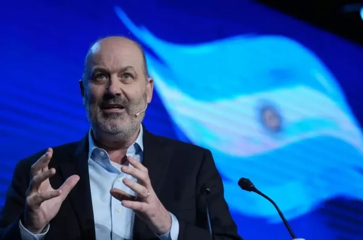 Sturzenegger informó que el Gobierno echó a 100 empleados de un organismo de adoctrinamiento K