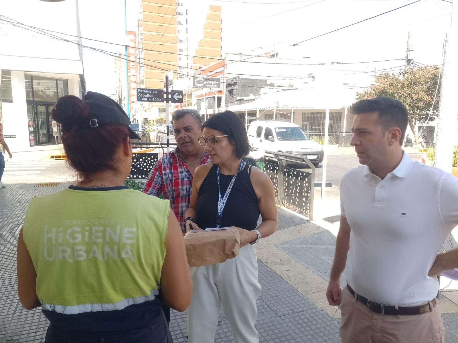 Wilde: funcionarios de ANSES recorrieron Av. Las Flores e instalaron la oficina móvil