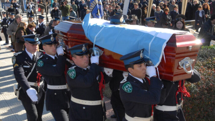 En la provincia de Buenos Aires cada 27 horas atacan a un policía porteño