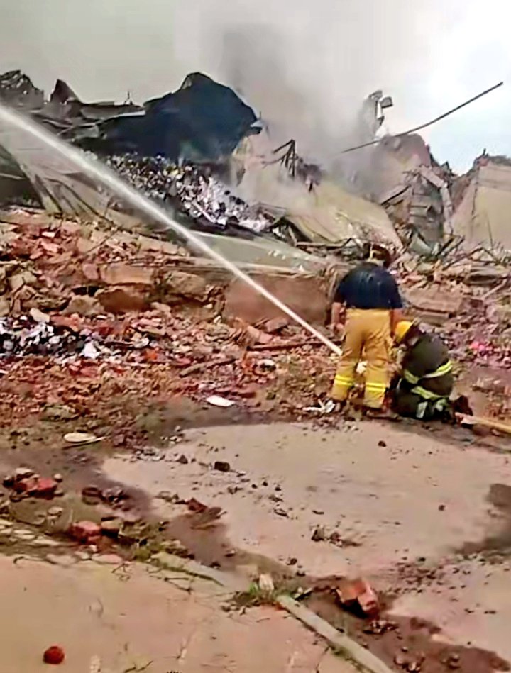 Avellaneda: hoy sábado, Bomberos Seguían Trabajando en el Galpon incendiado