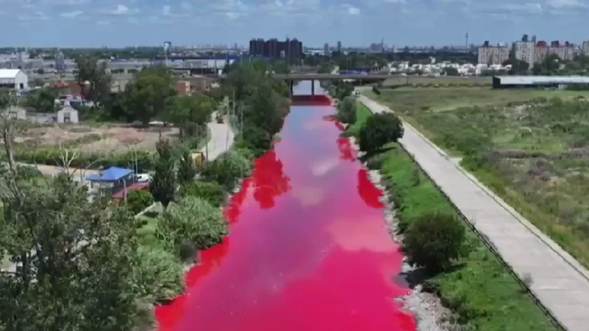 Arroyo Sarandí se tiñe de rojo por segunda vez: una alerta ambiental mundial