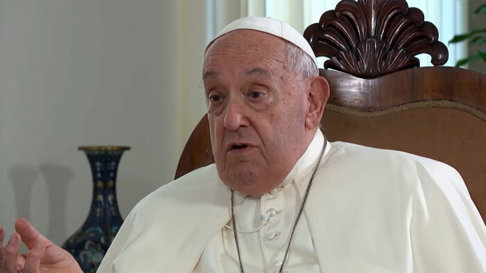El papa Francisco fue internado por una bronquitis persistente