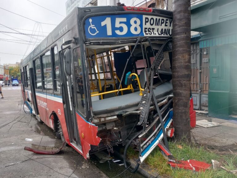 Lanús: colectivo con pasajeros chocó contra un auto,  7 vecinos heridos.