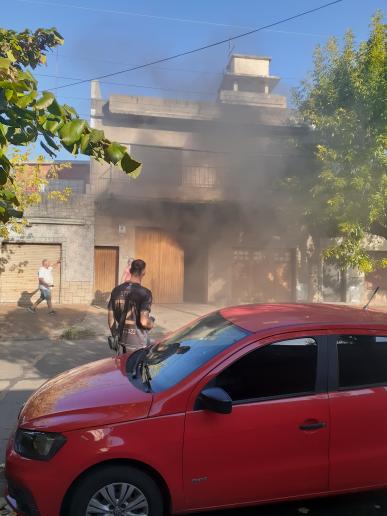 Incendio en Wilde: 7 intoxicados y críticas al SAME