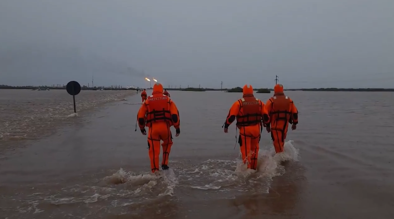 El Gobierno le envía $10.000 millones a Bahía Blanca para reparar los destrozos del temporal