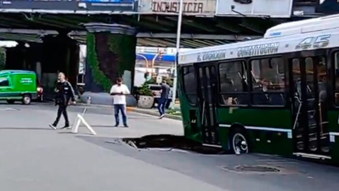 jorge ferraresi- AVELLANEDA: UN BACHE GIGANTE SE TRAGÓ UN COLECTIVO