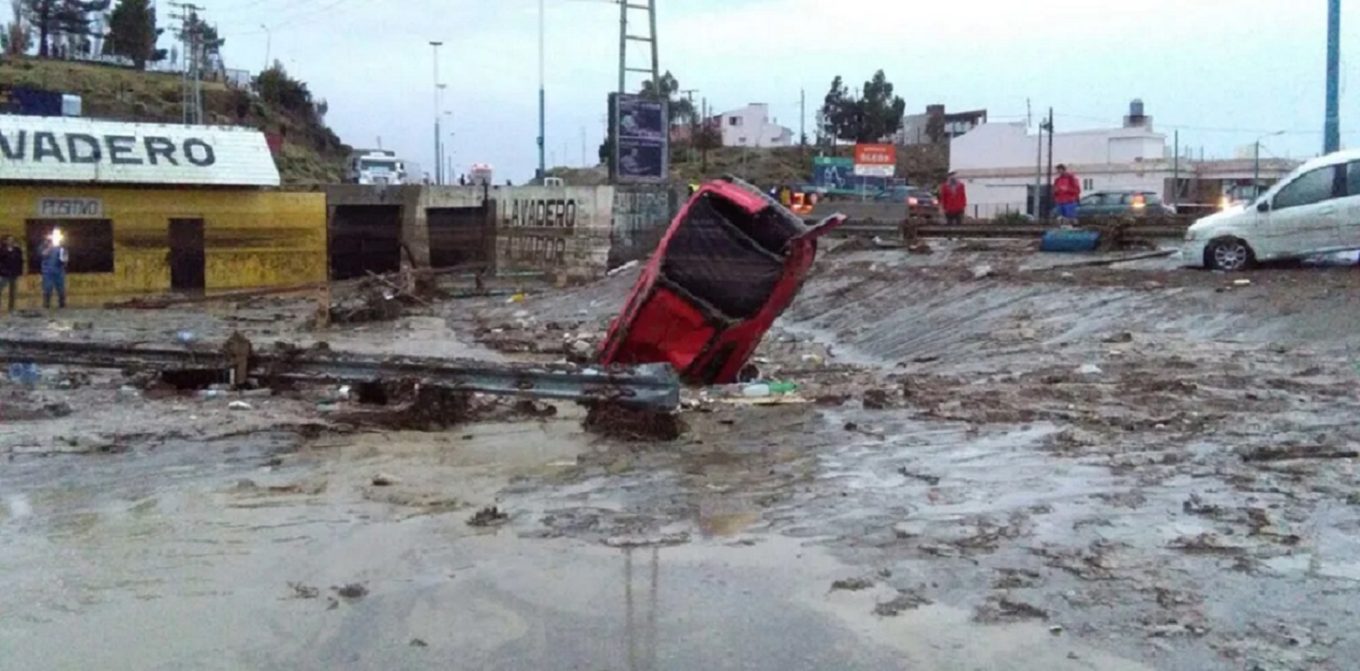 Feroz temporal en Comodoro Rivadavia: barrios enteros inundados y se desplomó la sala de partos del hospital