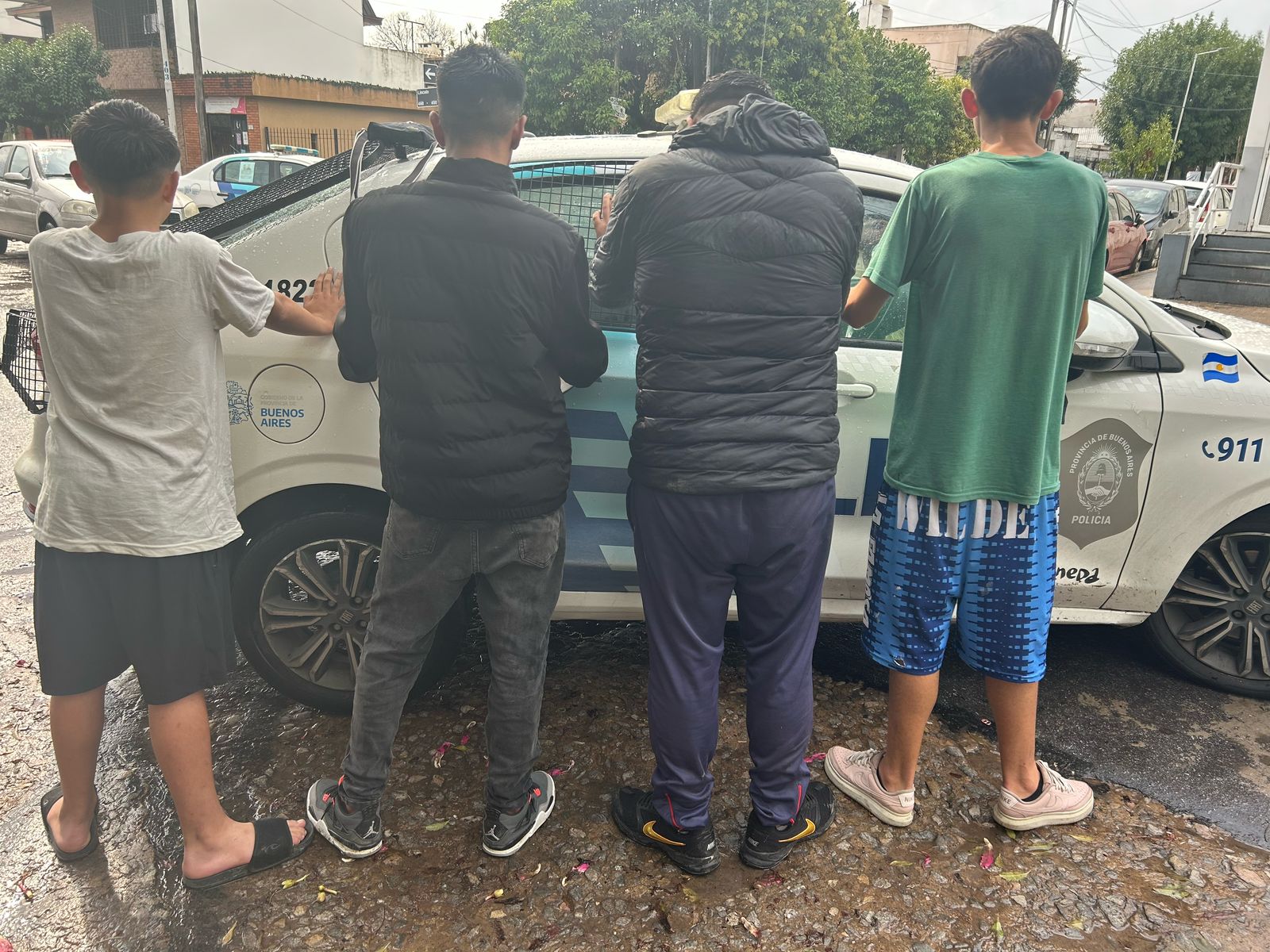 "Aprendices de Spiderman" cayeron en Wilde: Detectados por monitoreo, atrapados por la policía.