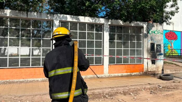 Tensión en una escuela de Esteban Echeverría: incendio en el tendido eléctrico movilizó a los bomberos