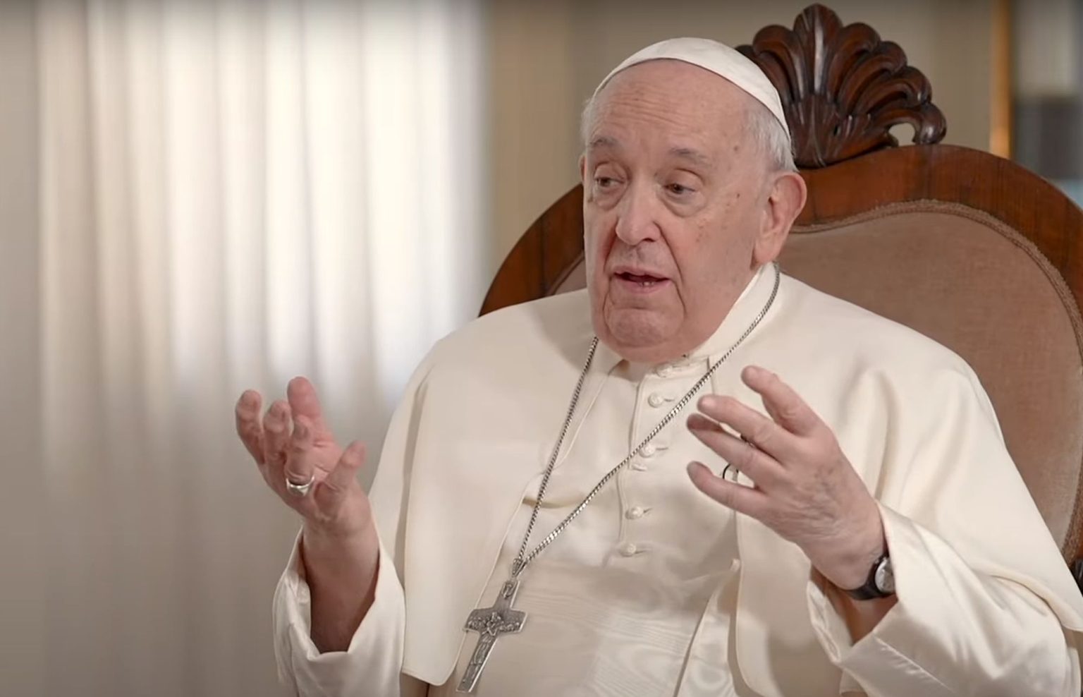El Papa Francisco pasó una noche tranquila tras la crisis respiratoria y sigue bajo observación