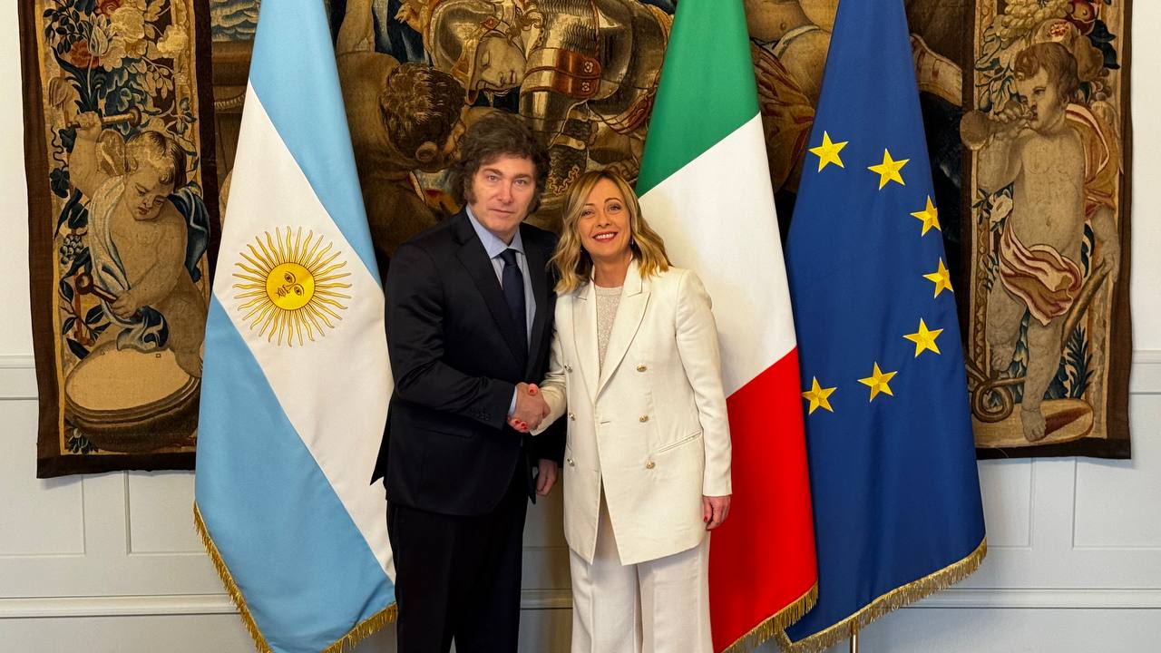 Giorgia Meloni limitó el acceso al pasaporte italiano para los argentinos