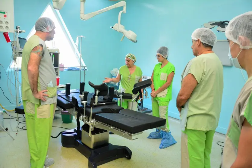 El personal de Salud junto al secretario Jonatan Konfino y la nueva mesa de cirugía para el Hospital Iriarte de Quilmes.