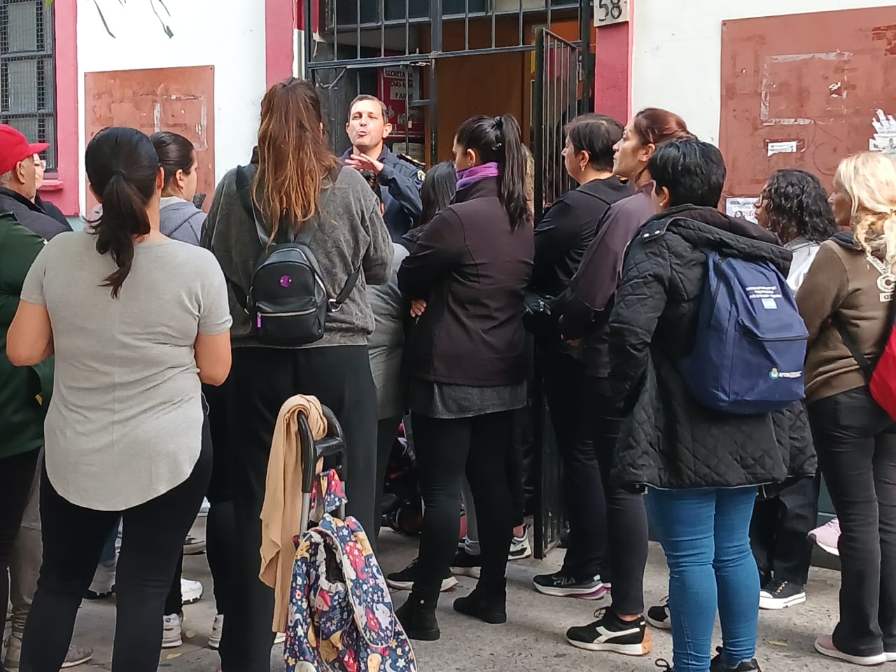 Indignación y silencio: padres exigen respuestas por abusos sexuales en la Escuela N°8 de Wilde