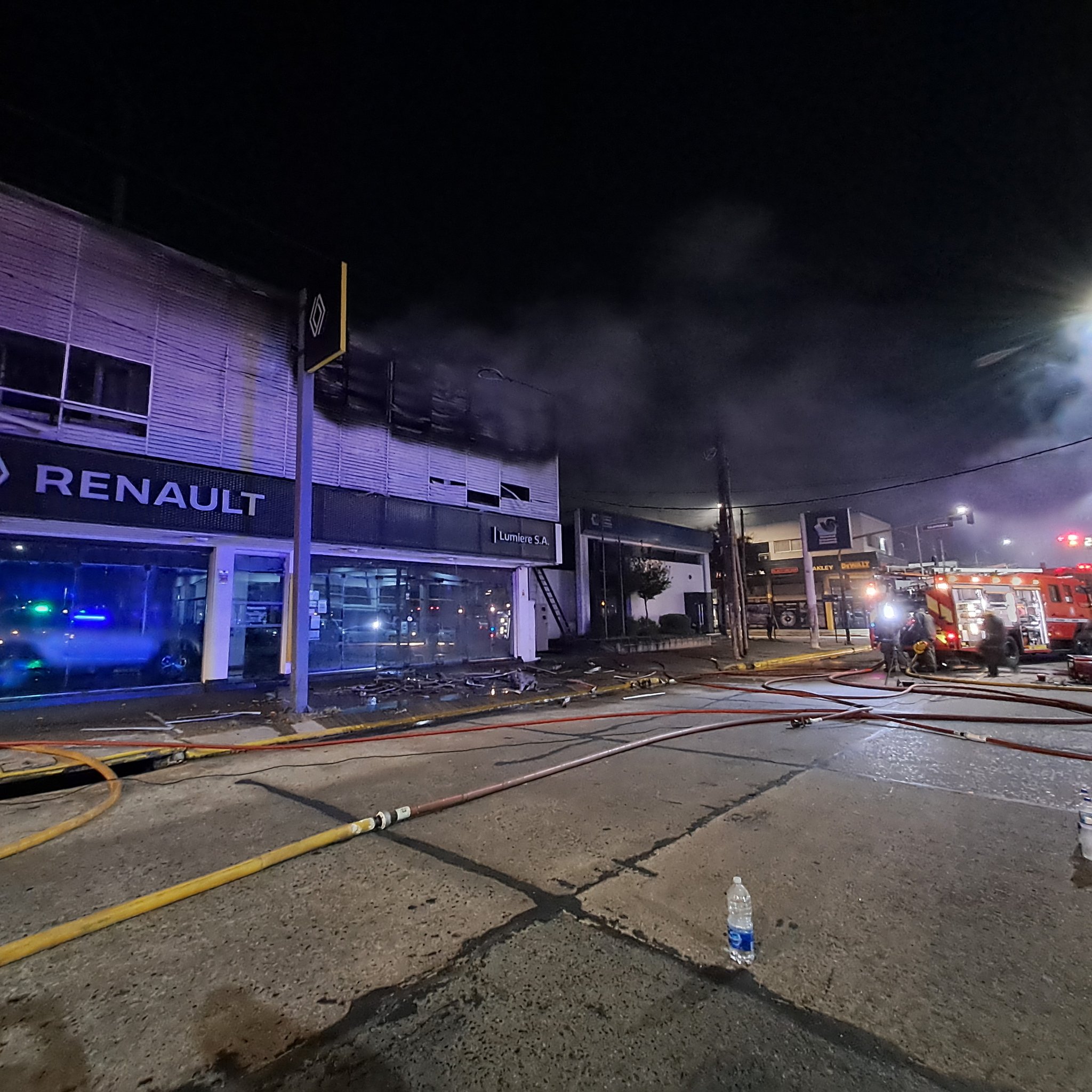 Quilmes: Incendio en concesionaria Renault Lumiere