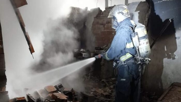 Voráz incendio en un bazar de Banfield dejó con quemaduras a la dueña