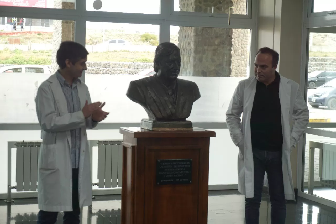 El Calafate: ordenaron retirar un busto de Néstor Kirchner del Hospital SAMIC