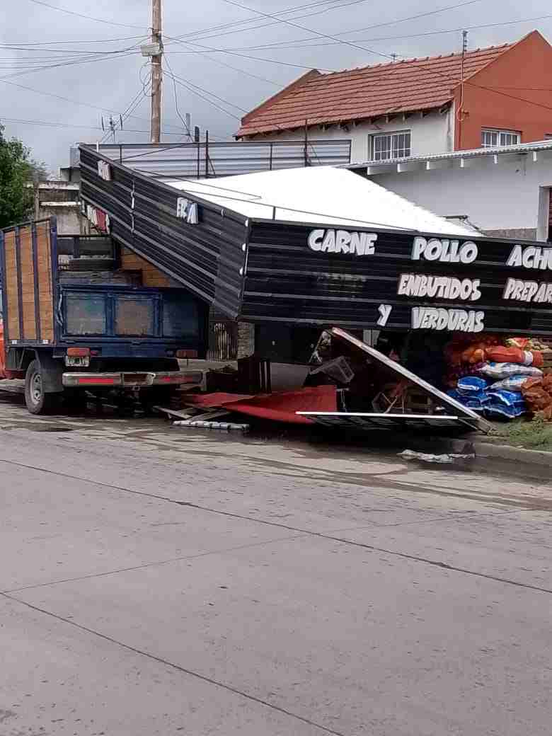 Insólito Solano: ataron una camioneta a la marquesina para evitar un robo, pero terminó todo destruido