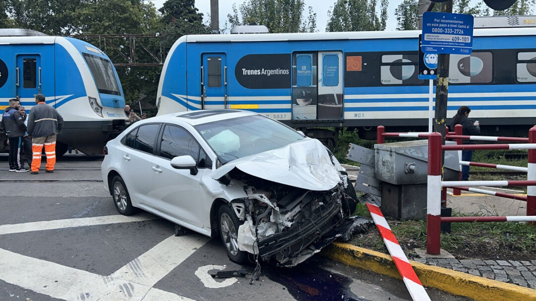Almirante Brown: Un tren embistió a un auto