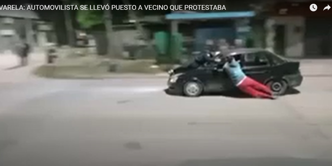 Varela: Conductor arremete contra vecinos en protesta por corte de luz