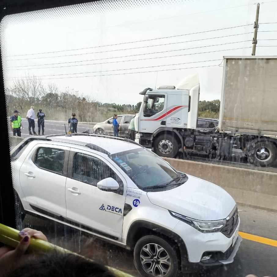 Tragedia y caos vehicular en la Autopista Buenos Aires - La Plata: dos graves accidentes dejaron una víctima fatal y un herido de gravedad