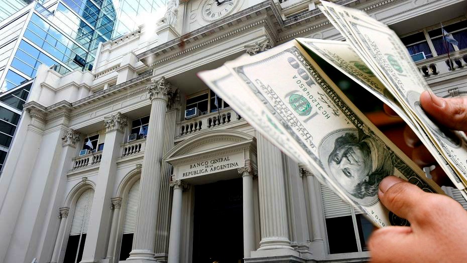 El Gobierno prepara una ley para legalizar los dólares del colchón y aliviar la presión fiscal