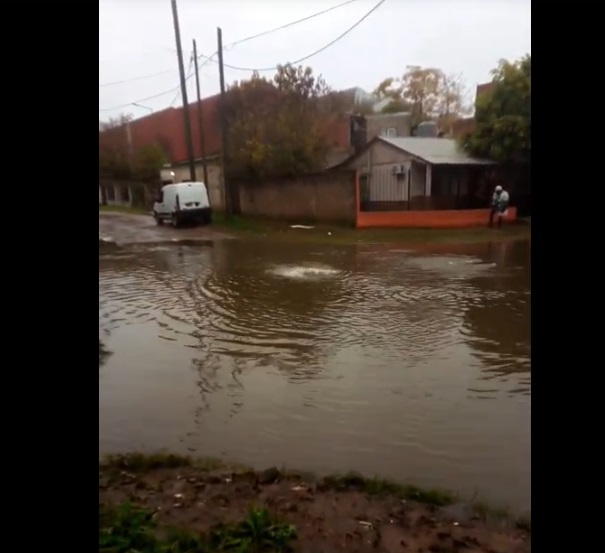 El colapso cloacal en Bernal Oeste: los vecinos entre el agua y el abandono