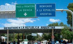El Gobierno anunció una reforma migratoria: se cobrará la salud a extranjeros y habrá deportaciones exprés