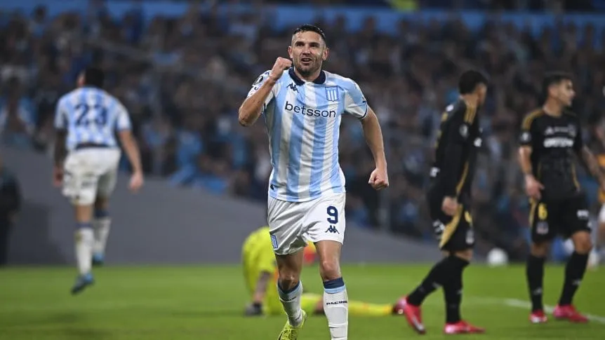 Racing goleó a Colo-Colo con Maravilla Martínez como figura y pasó a octavos de la Copa Libertadores