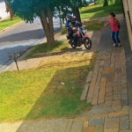 Ataque motochorro en Sarandí: subieron a la vereda y tacklearon a una mujer para robarle