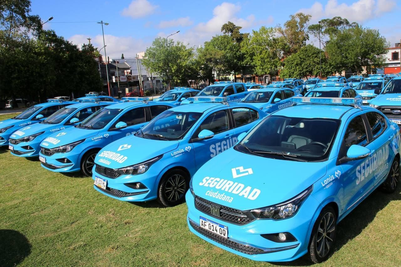 CASTILLO PRESENTÓ INFORME DE SEGURIDAD DE LANÚS A CONCEJALES Y CONCEJALAS Lanús Gobierno, a través del secretario de Seguridad Ciudadana y Ordenamiento Urbano, Sebastián Castillo, convocó a los concejales de todos los bloques políticos a una reunión de trabajo, donde llevó adelante la habitual presentación y seguimiento del Plan de Seguridad Municipal. A la misma asistieron los ediles de todos los espacios, a excepción de Vamos por la Libertad y la Seguridad que pegó el faltazo. El informe contó con la presentación de las estadísticas del 2025, donde se destacó que no hubo víctimas de homicidio en ocasión de robo durante el año pasado. Además se remarcó que los homicidios dolosos bajaron un 44% respecto de 2024, como así también bajaron las entraderas, el robo de autos y motos, entre otros. Durante la actividad se hizo énfasis en las diferentes acciones en materia de seguridad concretadas durante los últimos dos años de la gestión, como la inauguración de la nueva base de la FBA y el fortalecimiento del trabajo en conjunto con la Policía. En ese marco, entre 2024 y 2025 se incorporaron 67 vehículos a la flota de la Policía Bonaerense y más de 60 móviles de Seguridad Ciudadana. Por otra parte, se inauguró el Centro de Justicia y Participación Ciudadana en Remedios de Escalada; se creó el Gabinete Interdisciplinario para el Abordaje de Conflictos Sociales (GIACS); más de 12 mil vecinos y vecinas ya se descargaron la App “Lanús Segura” y, a lo largo del 2025, se instalaron más de 430 alarmas vecinales y 122 nuevos dispositivos de videovigilancia. A su vez, también se incorporó un nuevo Anillo Digital, con 40 nuevas cámaras LPR y 10 pórticos con lectura de patentes. Para este 2026 se pondrá en marcha la Cámara Penal de Lanús; se inaugurará un nuevo Centro de Monitoreo; se lanzará un nuevo Cuerpo de Seguridad Motorizado; está prevista la compra de nuevos vehículos y se profundizarán cada una de las políticas implementadas hasta el momento. Desde el Ejecutivo local agradecieron la participación de las y los concejales, especialmente de la oposición, ya que la seguridad es una agenda compleja que requiere del compromiso y la responsabilidad de todos los sectores.