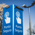 Gracias a un tótem de seguridad en Glew, asistieron a un vecino tras un accidente en moto