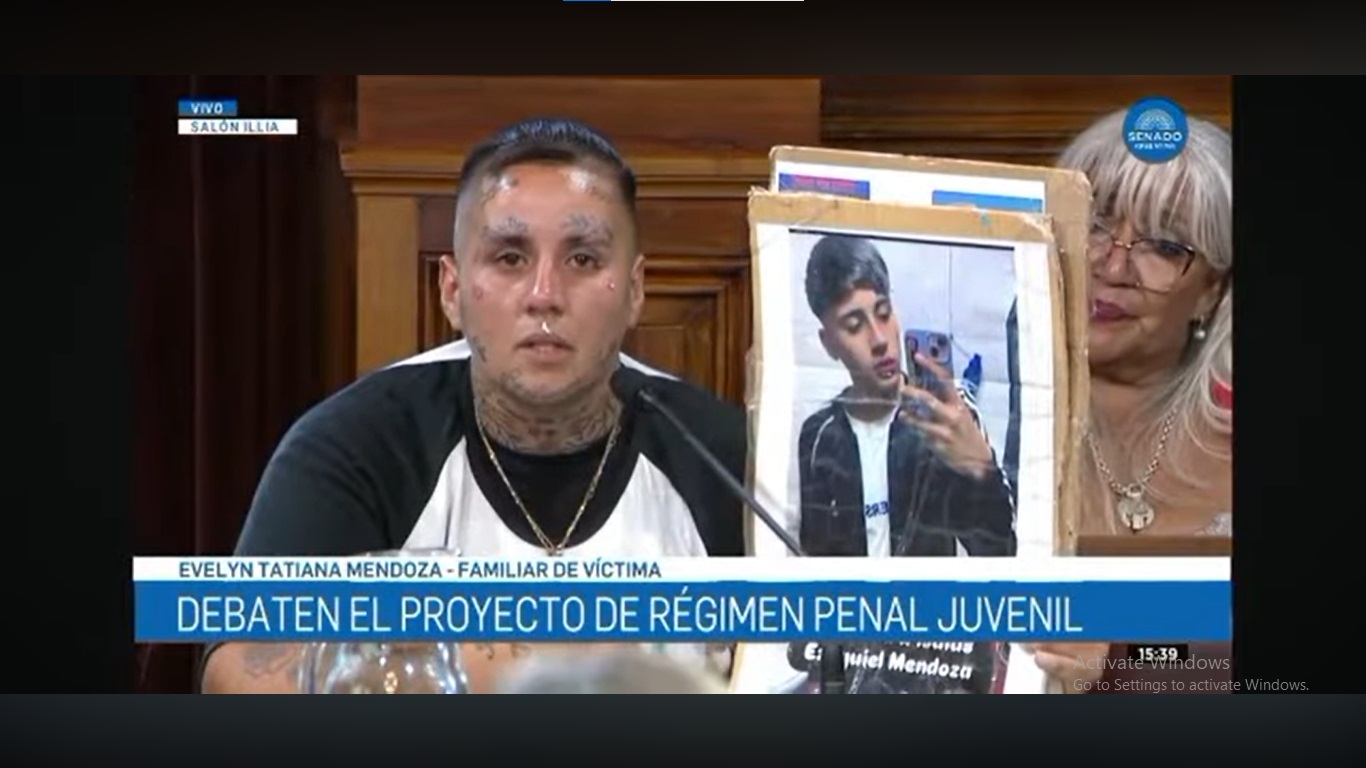 Evelyn, la madre de Isaías Mendoza, el adolescente de Avellaneda que quedó en estado vegetativo tras una brutal golpiza en el aula, brindó un testimonio desgarrador ante los senadores. Mientras el Congreso dictamina la baja de la edad de imputabilidad a los 14 años, la familia lucha por reunir 33 millones de pesos para un tratamiento de emergencia.