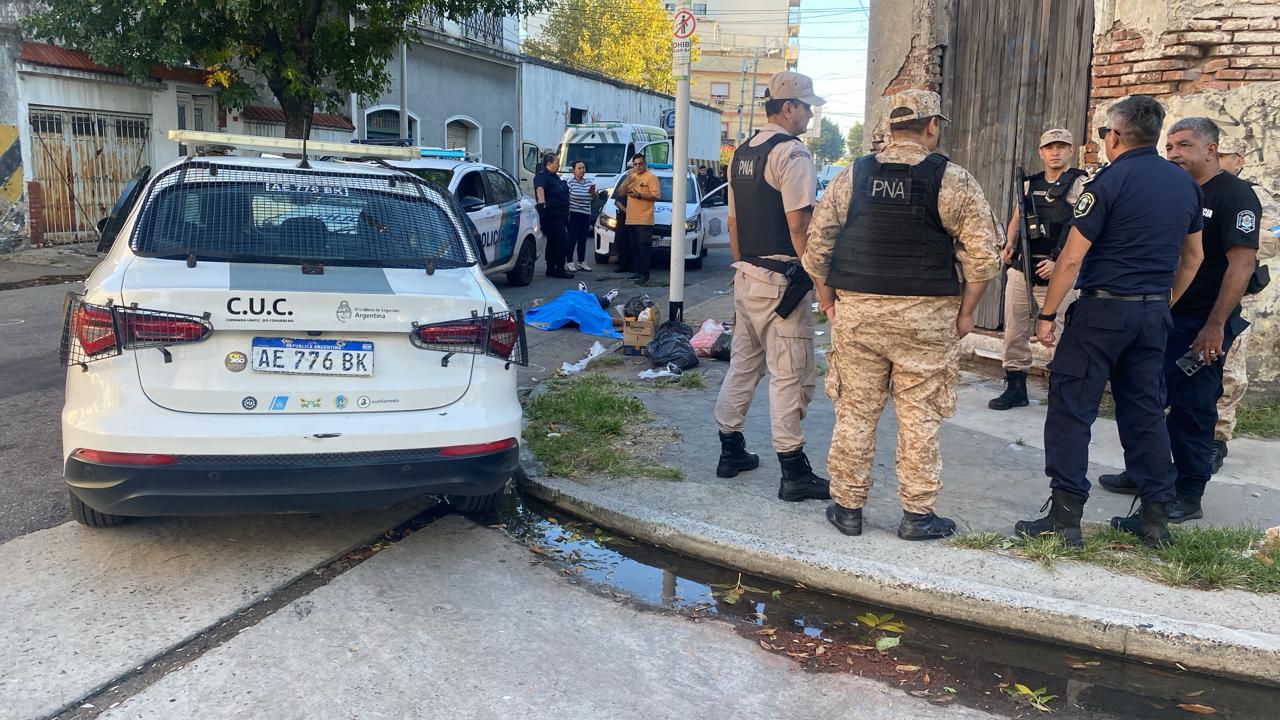 INFIERNO EN AVELLANEDA: PERSECUCIÓN, TIROTEO Y UN DELINCUENTE ABATIDO TRAS INTENTAR ROBAR UNA MOTO