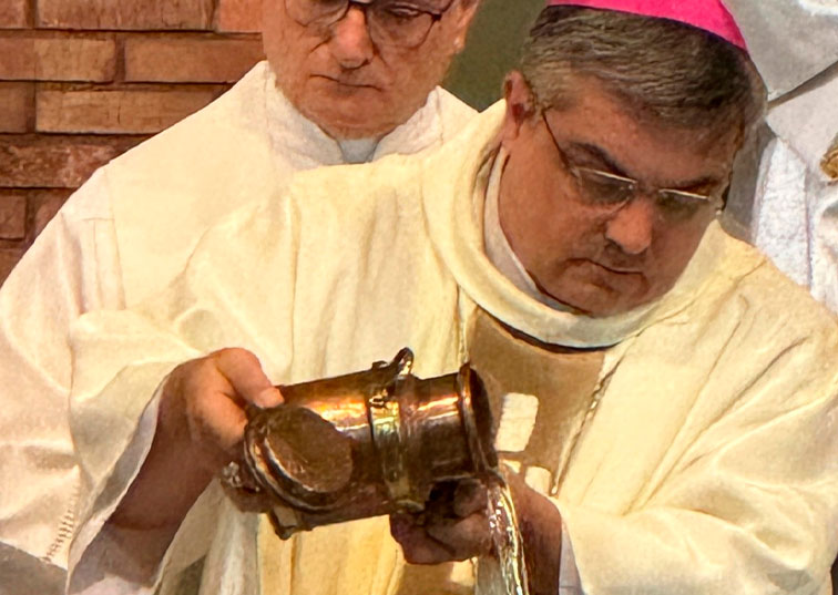 Mientras transita un tiempo de recuperación, el Padre Obispo Marcelo "Maxi" Margni se uniò en oracion