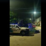 PUEBLADA EN AVELLANEDA: Varios móviles destrozados, postas de goma y máxima tensión en un operativo en Villa Azul, que terminó en batalla campal