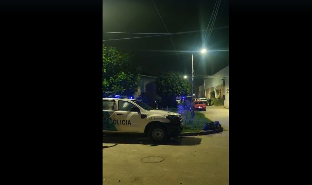 PUEBLADA EN AVELLANEDA: Varios móviles destrozados, postas de goma y máxima tensión en un operativo en Villa Azul, que terminó en batalla campal