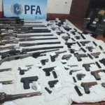 140 allanamientos contra una banda que vendía ametralladoras: 34 detenidos
