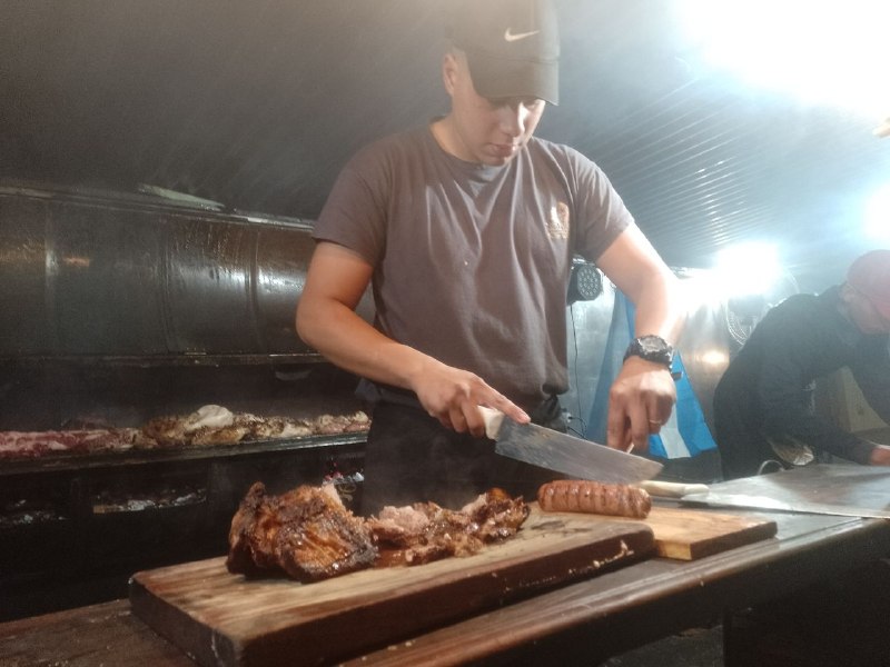 Sabor de Barrio: El pibe de Sarandí que la pega con su parrilla móvil.