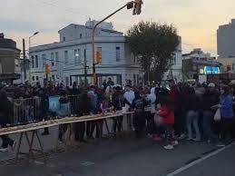 "SANGUCHAZO" EN AVELLANEDA: SE DESMADRÓ LA SITUACIÓN Y LA GENTE SE ABALANZÓ SOBRE EL SÁNGUCHE