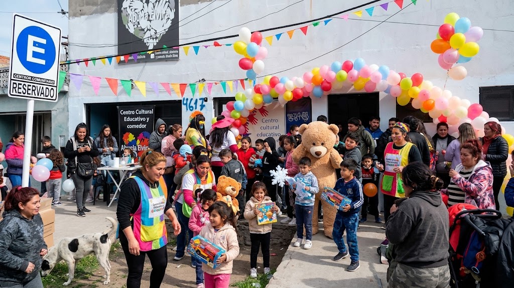 La Juguetería de Abuela Elvira entregó más de 2.000 regalos en una emotiva jornada para los chicos de Villa Corina