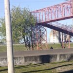El “puente del terror” en Villa Domínico: deterioro extremo, remiendos e inseguridad en el Acceso Sudeste