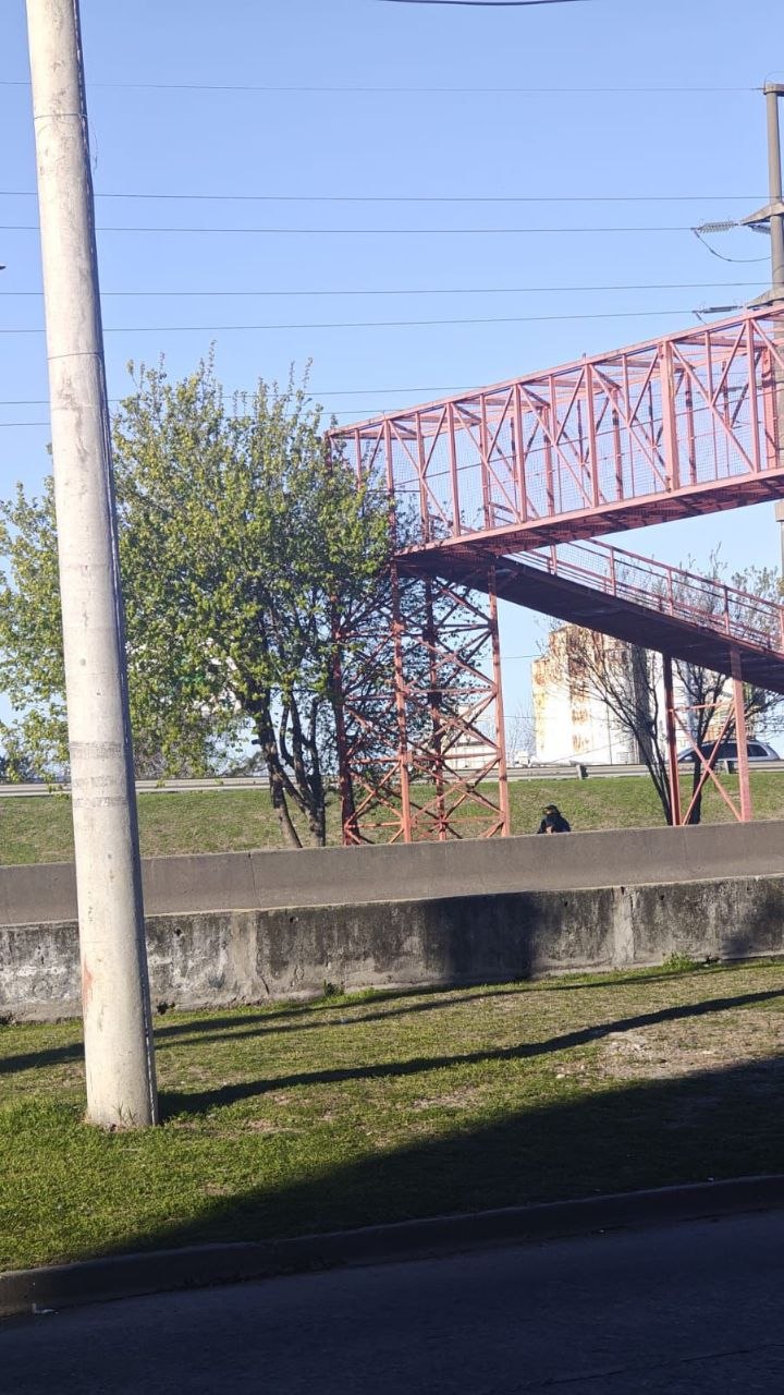 El "puente del terror" en Villa Domínico: deterioro extremo, remiendos e inseguridad en el Acceso Sudeste