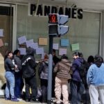 Una cadena de panaderías cerró 25 sucursales y despidió a 150 empleados que se enteraron a las 3 AM