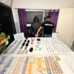TORRES DE WILDE: VESTIDOS DE METROGAS, POLICÍA REVENTÓ CUEVA NARCO